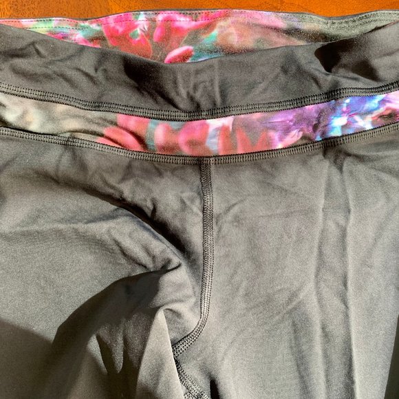 Lululemon Spring Has Sprung Crops- Size 8 - Picture 4 of 8